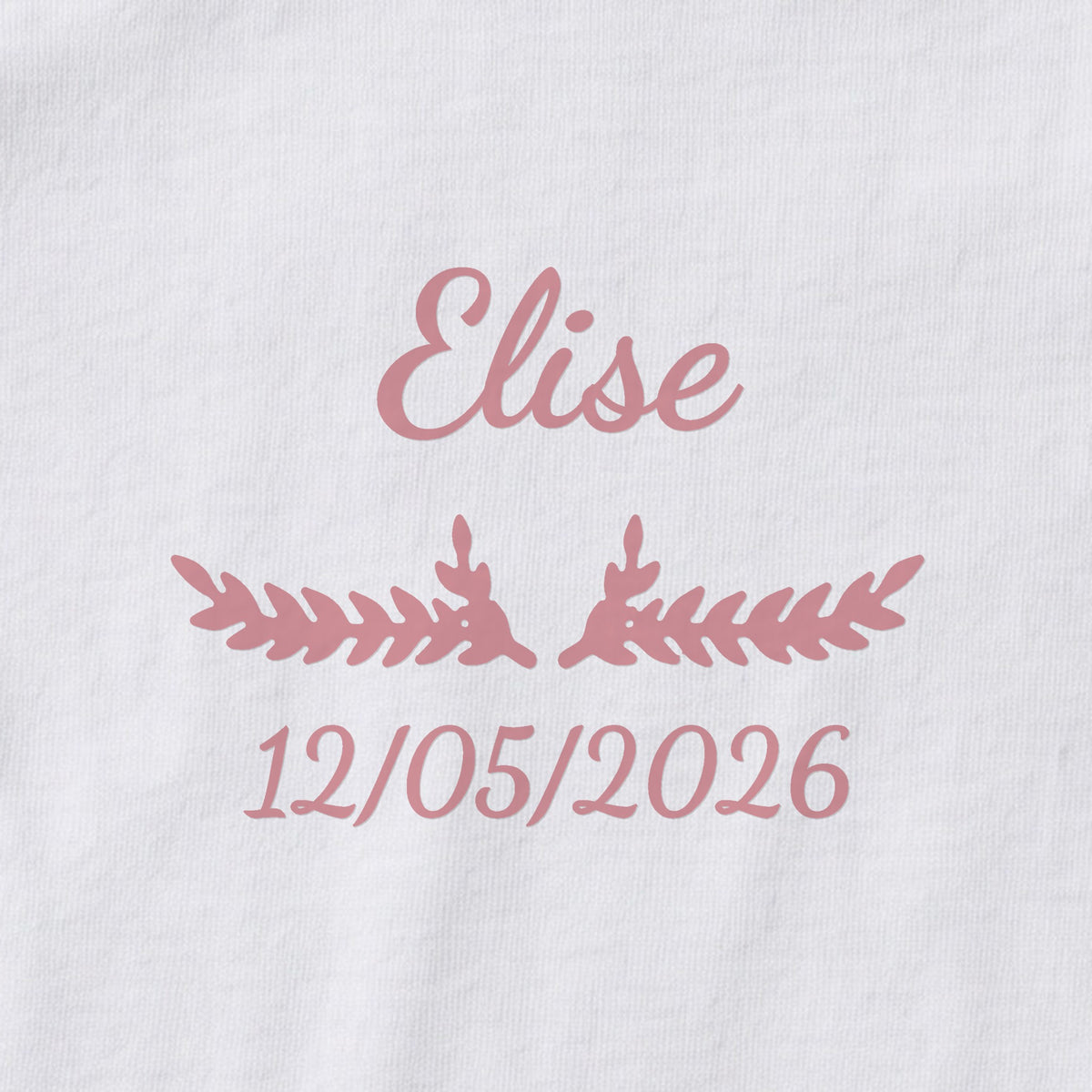 Body bébé personnalisé Elise — gros plan du marquage « Elise », ornement Bouquet et date de naissance « 12/05/2026 »