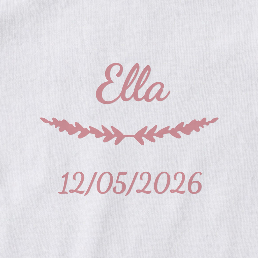 Body bébé personnalisé Ella — gros plan du marquage « Ella », ornement Brindilles et date de naissance « 12/05/2026 »