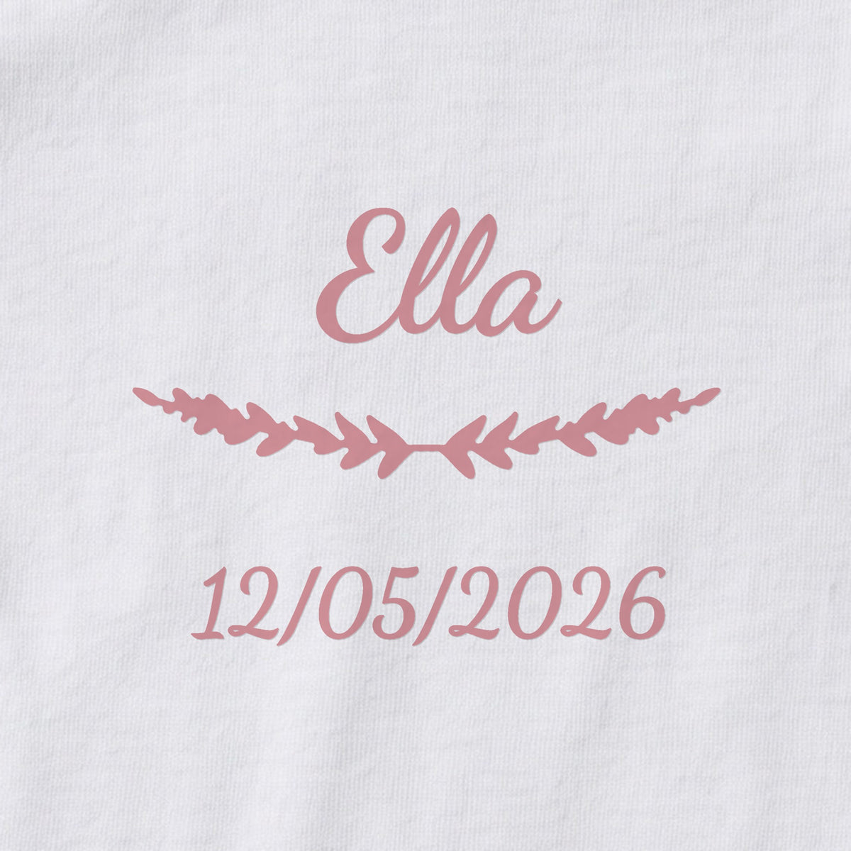 Body bébé personnalisé Ella — gros plan du marquage « Ella », ornement Brindilles et date de naissance « 12/05/2026 »