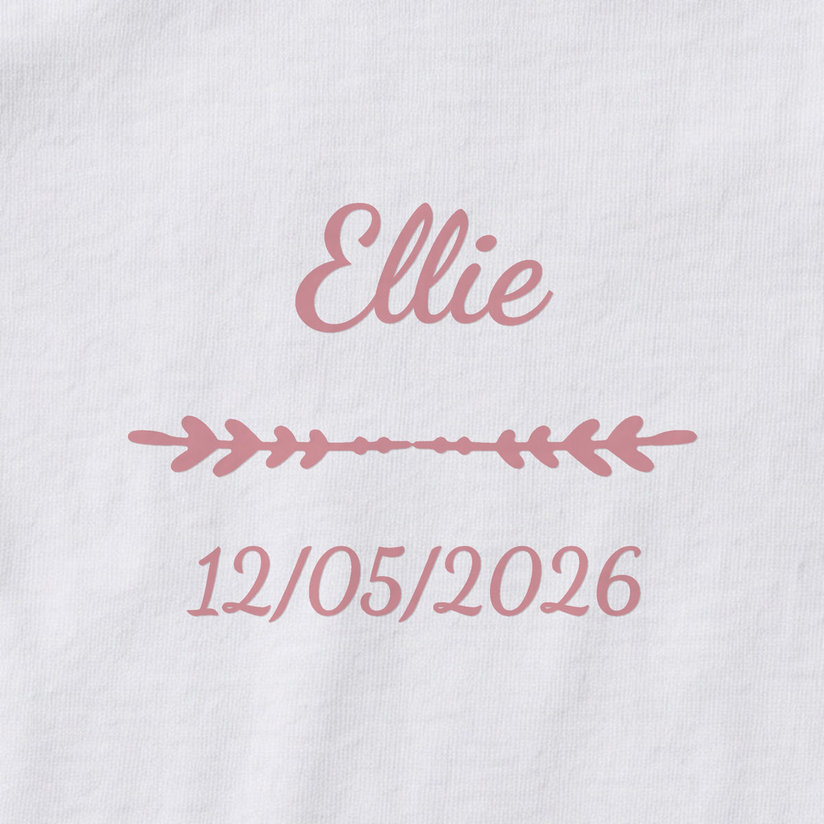 Body bébé personnalisé Ellie — gros plan du marquage « Ellie », ornement Flèche et date de naissance « 12/05/2026 »