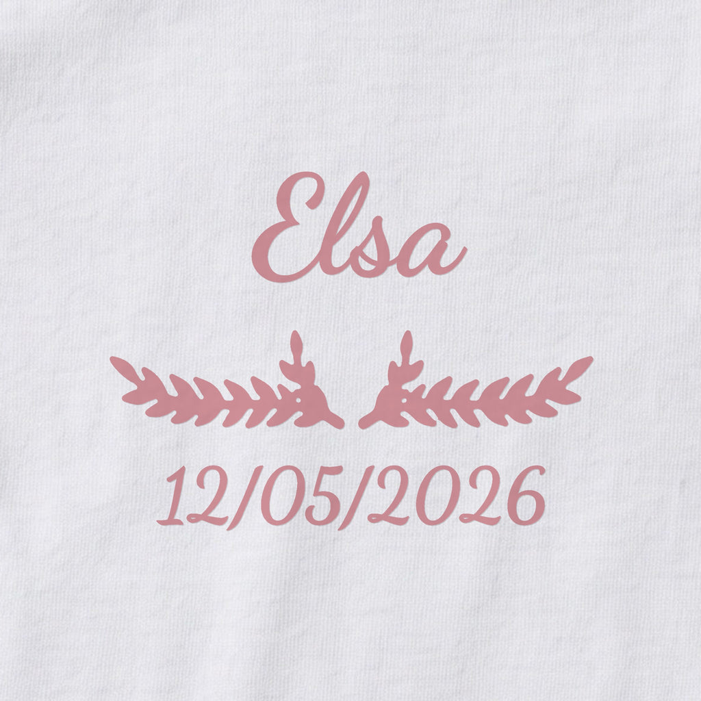 Body bébé personnalisé Elsa — gros plan du marquage « Elsa », ornement Bouquet et date de naissance « 12/05/2026 »