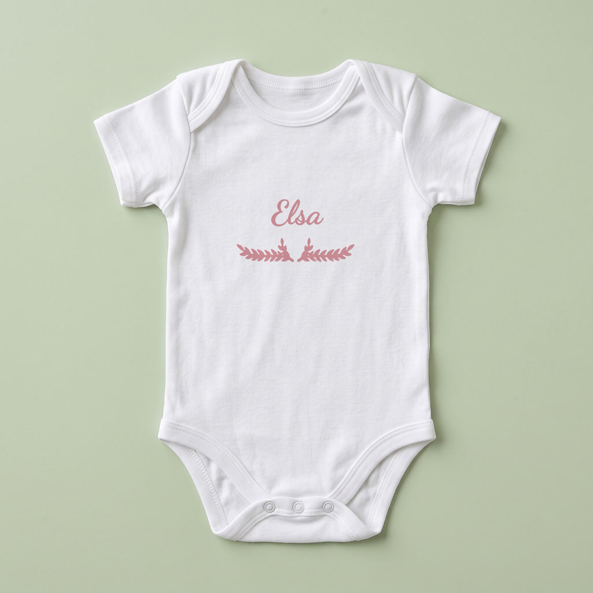Body bébé blanc personnalisé Elsa — prénom « Elsa » marqué sur la poitrine, ornement Bouquet
