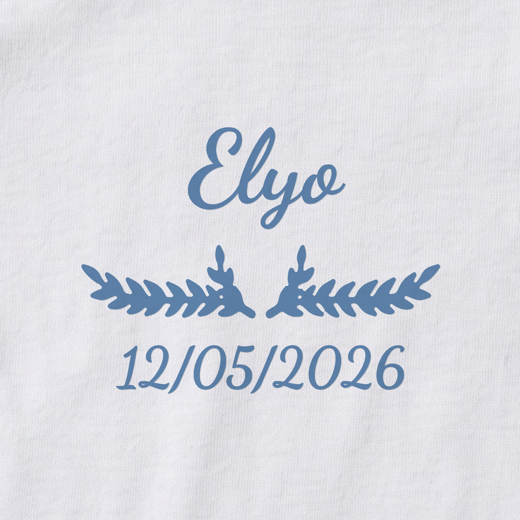 Body bébé personnalisé Elyo — gros plan du marquage « Elyo », ornement Bouquet et date de naissance « 12/05/2026 »