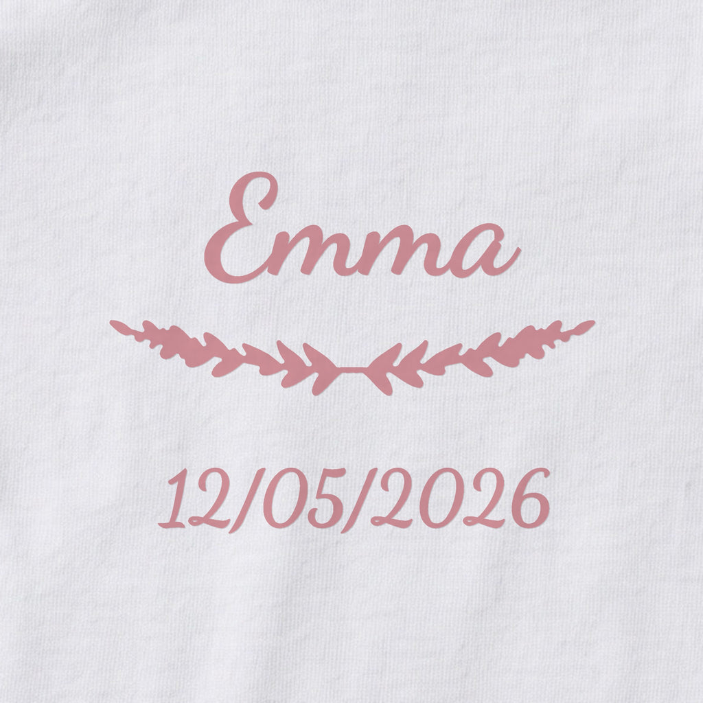 Body bébé personnalisé Emma — gros plan du marquage « Emma », ornement Brindilles et date de naissance « 12/05/2026 »