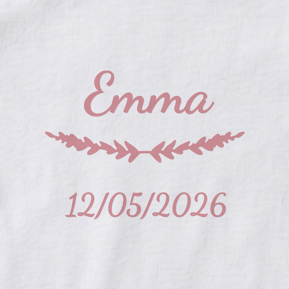Body bébé personnalisé Emma — gros plan du marquage « Emma », ornement Brindilles et date de naissance « 12/05/2026 »