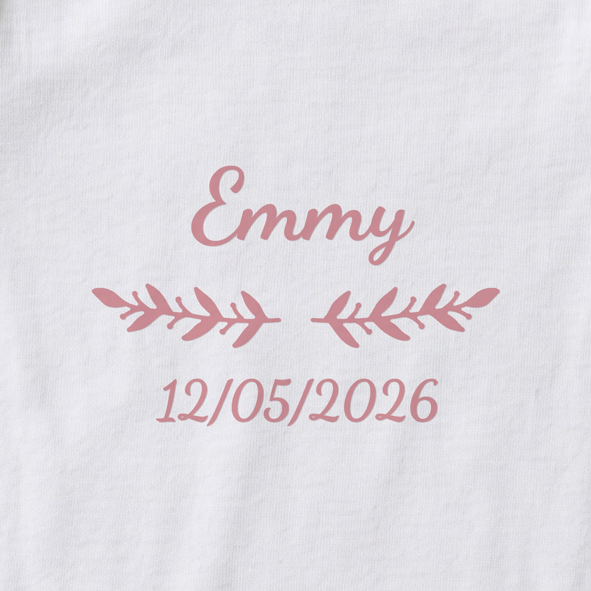 Body bébé personnalisé Emmy — gros plan du marquage « Emmy », ornement Rameaux et date de naissance « 12/05/2026 »