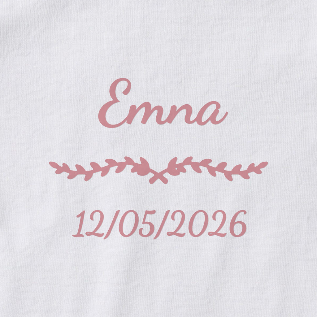 Body bébé personnalisé Emna — gros plan du marquage « Emna », ornement Liane et date de naissance « 12/05/2026 »