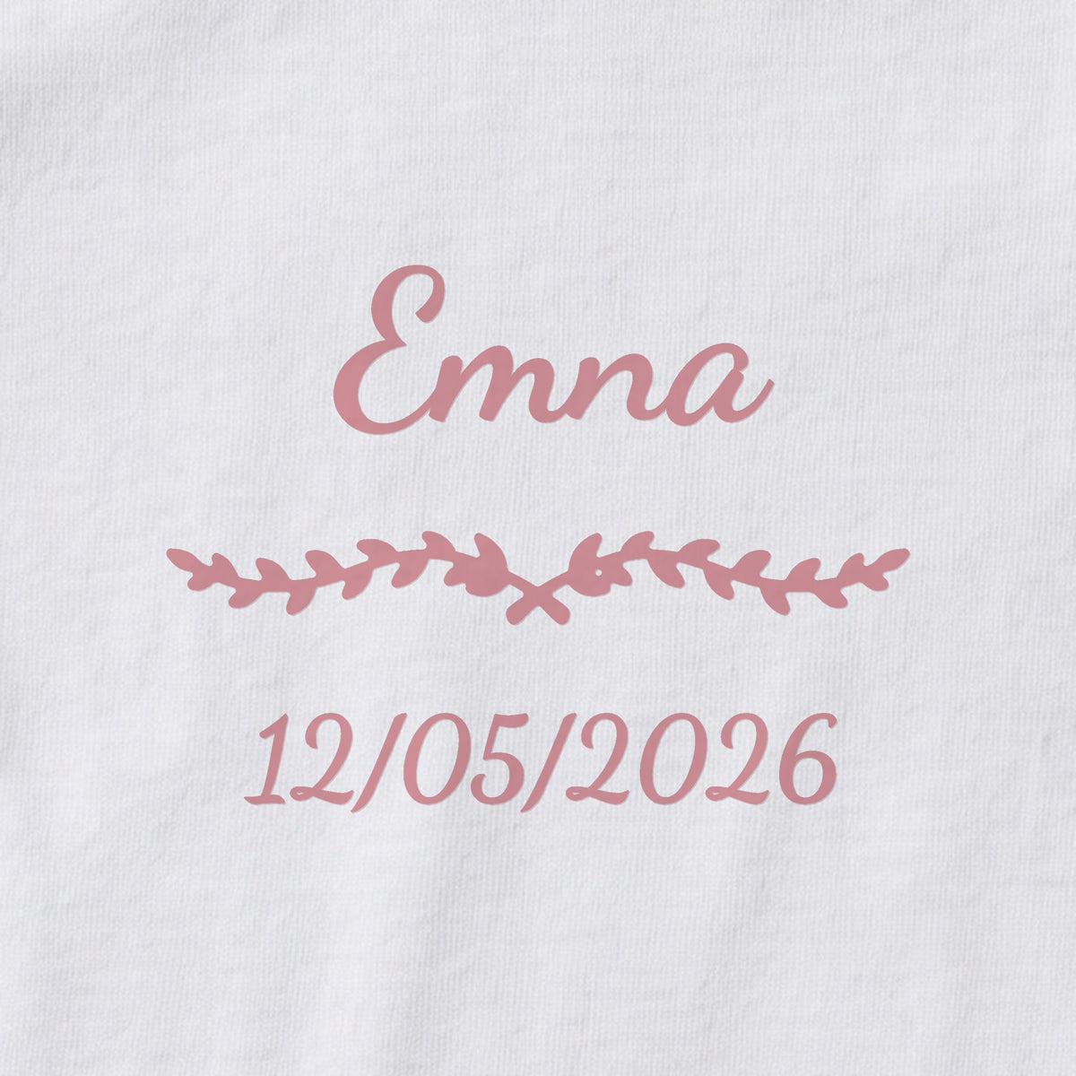Body bébé personnalisé Emna — gros plan du marquage « Emna », ornement Liane et date de naissance « 12/05/2026 »