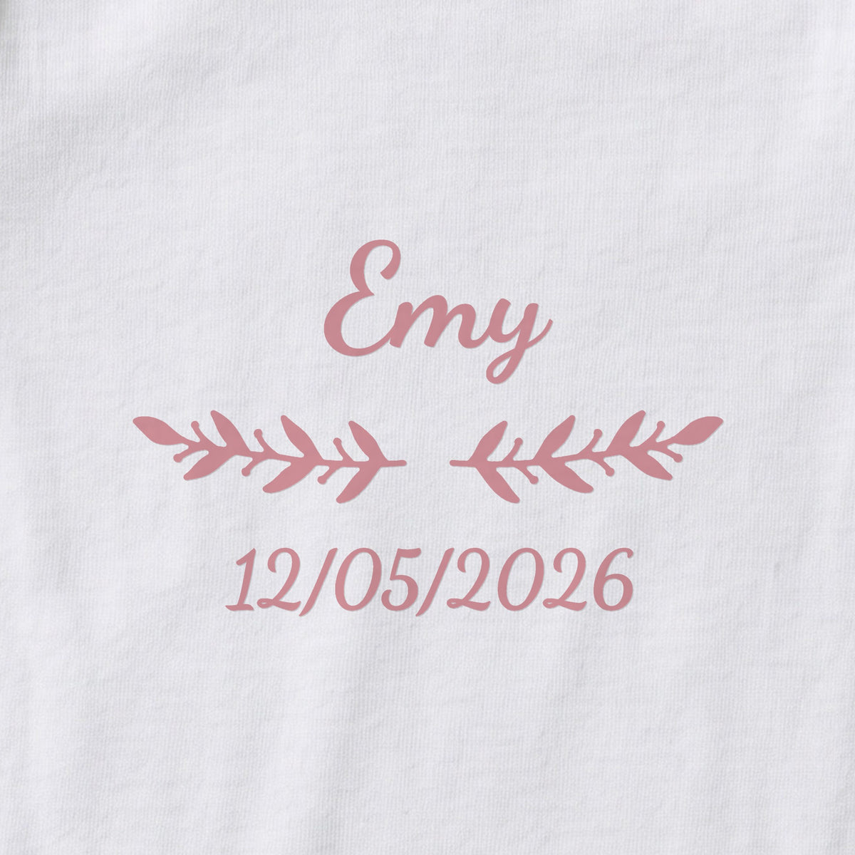 Body bébé personnalisé Emy — gros plan du marquage « Emy », ornement Rameaux et date de naissance « 12/05/2026 »