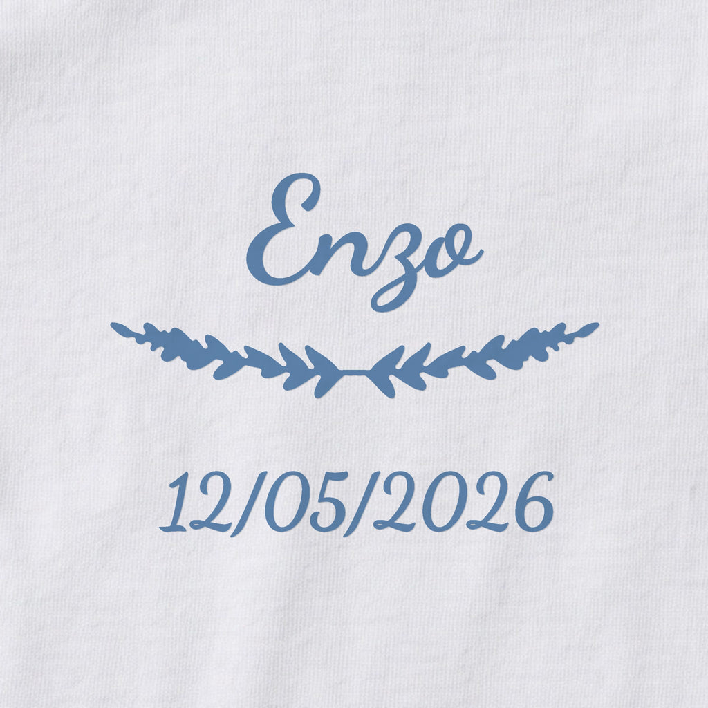 Body bébé personnalisé Enzo — gros plan du marquage « Enzo », ornement Brindilles et date de naissance « 12/05/2026 »