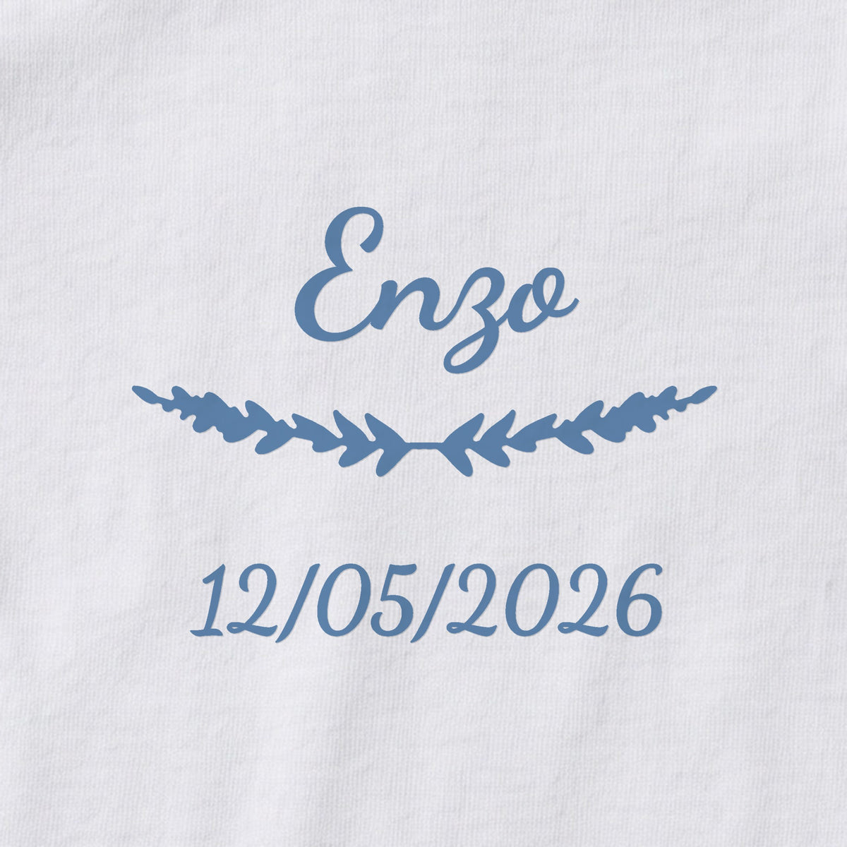 Body bébé personnalisé Enzo — gros plan du marquage « Enzo », ornement Brindilles et date de naissance « 12/05/2026 »