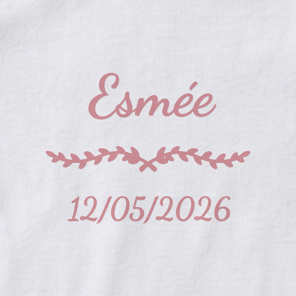 Body bébé personnalisé Esmée — gros plan du marquage « Esmée », ornement Liane et date de naissance « 12/05/2026 »