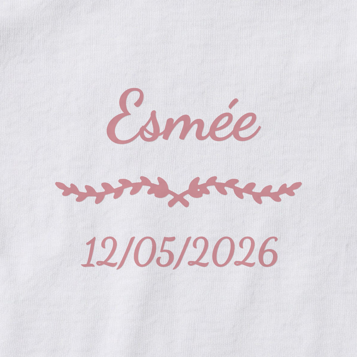 Body bébé personnalisé Esmée — gros plan du marquage « Esmée », ornement Liane et date de naissance « 12/05/2026 »