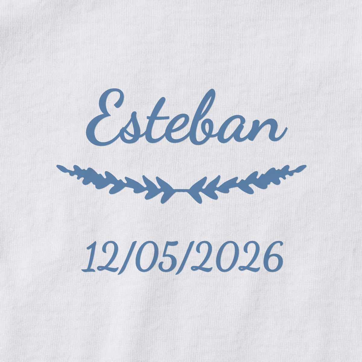 Body bébé personnalisé Esteban — gros plan du marquage « Esteban », ornement Brindilles et date de naissance « 12/05/2026 »