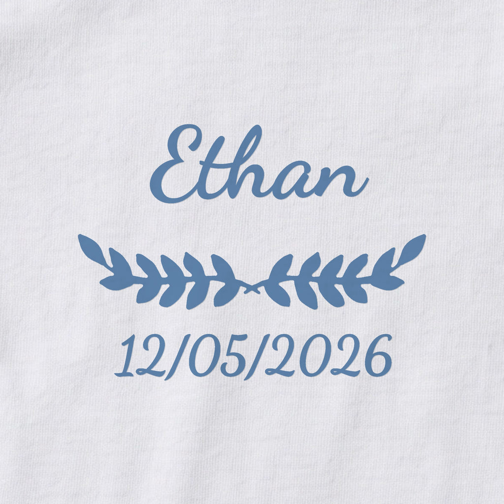 Body bébé personnalisé Ethan — gros plan du marquage « Ethan », ornement Feuillage et date de naissance « 12/05/2026 »
