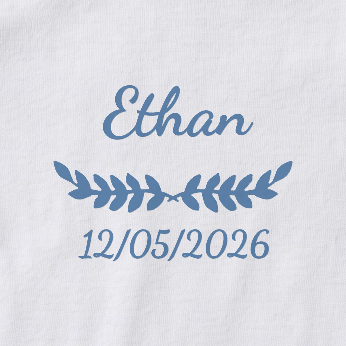 Body bébé personnalisé Ethan — gros plan du marquage « Ethan », ornement Feuillage et date de naissance « 12/05/2026 »