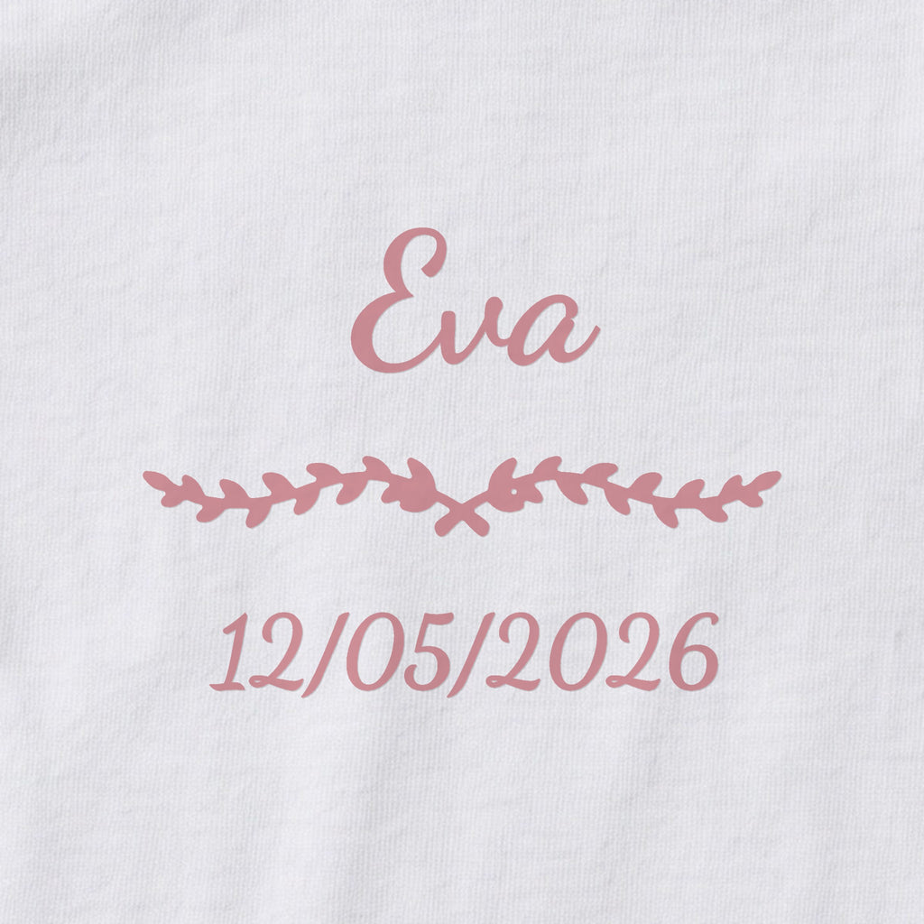 Body bébé personnalisé Eva — gros plan du marquage « Eva », ornement Liane et date de naissance « 12/05/2026 »