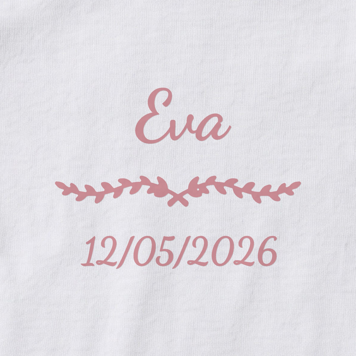 Body bébé personnalisé Eva — gros plan du marquage « Eva », ornement Liane et date de naissance « 12/05/2026 »