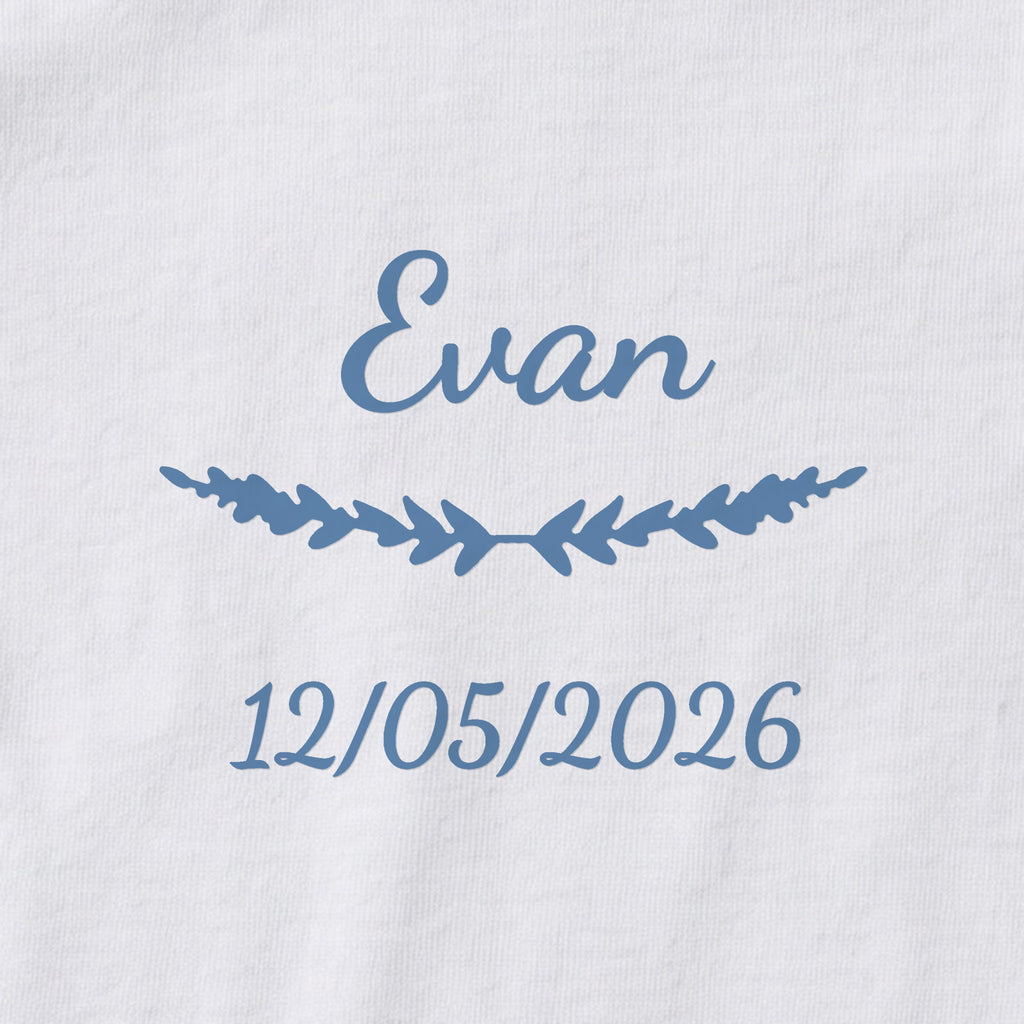 Body bébé personnalisé Evan — gros plan du marquage « Evan », ornement Brindilles et date de naissance « 12/05/2026 »