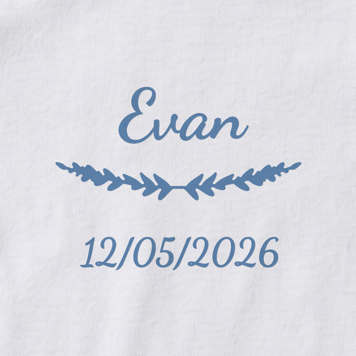 Body bébé personnalisé Evan — gros plan du marquage « Evan », ornement Brindilles et date de naissance « 12/05/2026 »