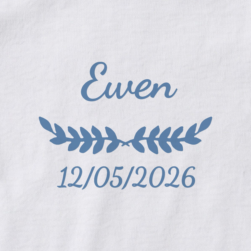 Body bébé personnalisé Ewen — gros plan du marquage « Ewen », ornement Feuillage et date de naissance « 12/05/2026 »
