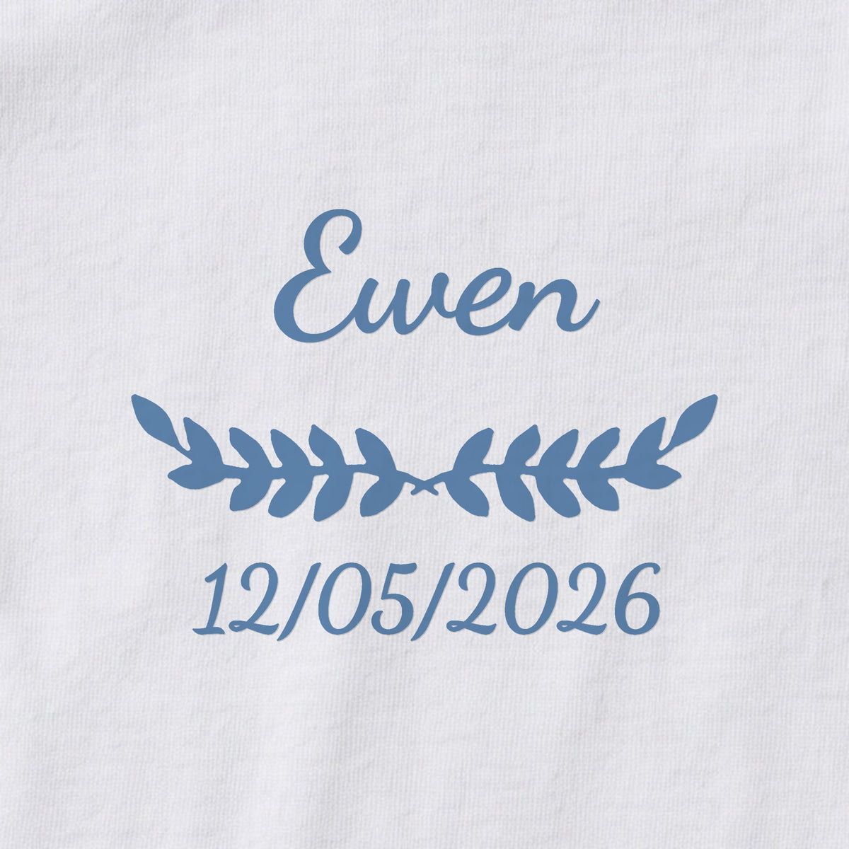 Body bébé personnalisé Ewen — gros plan du marquage « Ewen », ornement Feuillage et date de naissance « 12/05/2026 »