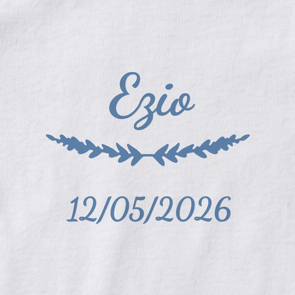 Body bébé personnalisé Ezio — gros plan du marquage « Ezio », ornement Brindilles et date de naissance « 12/05/2026 »