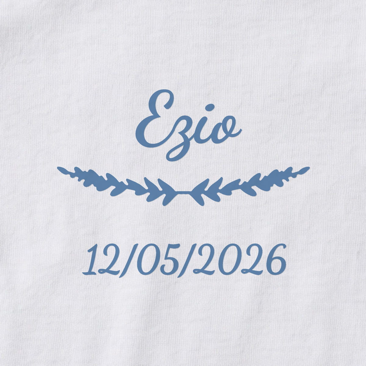 Body bébé personnalisé Ezio — gros plan du marquage « Ezio », ornement Brindilles et date de naissance « 12/05/2026 »