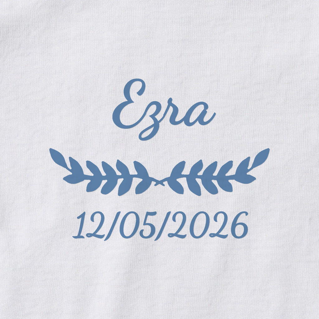 Body bébé personnalisé Ezra — gros plan du marquage « Ezra », ornement Feuillage et date de naissance « 12/05/2026 »