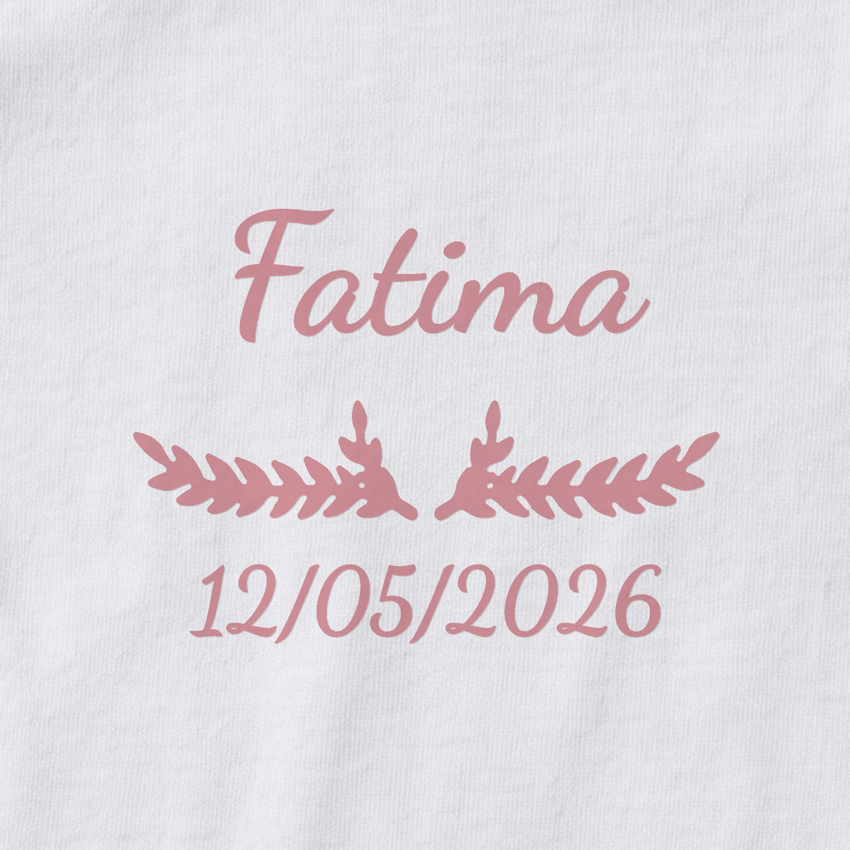 Body bébé personnalisé Fatima — gros plan du marquage « Fatima », ornement Bouquet et date de naissance « 12/05/2026 »