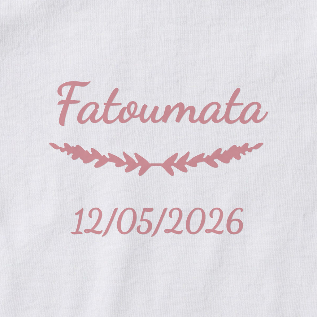 Body bébé personnalisé Fatoumata — gros plan du marquage « Fatoumata », ornement Brindilles et date de naissance « 12/05/2026 »