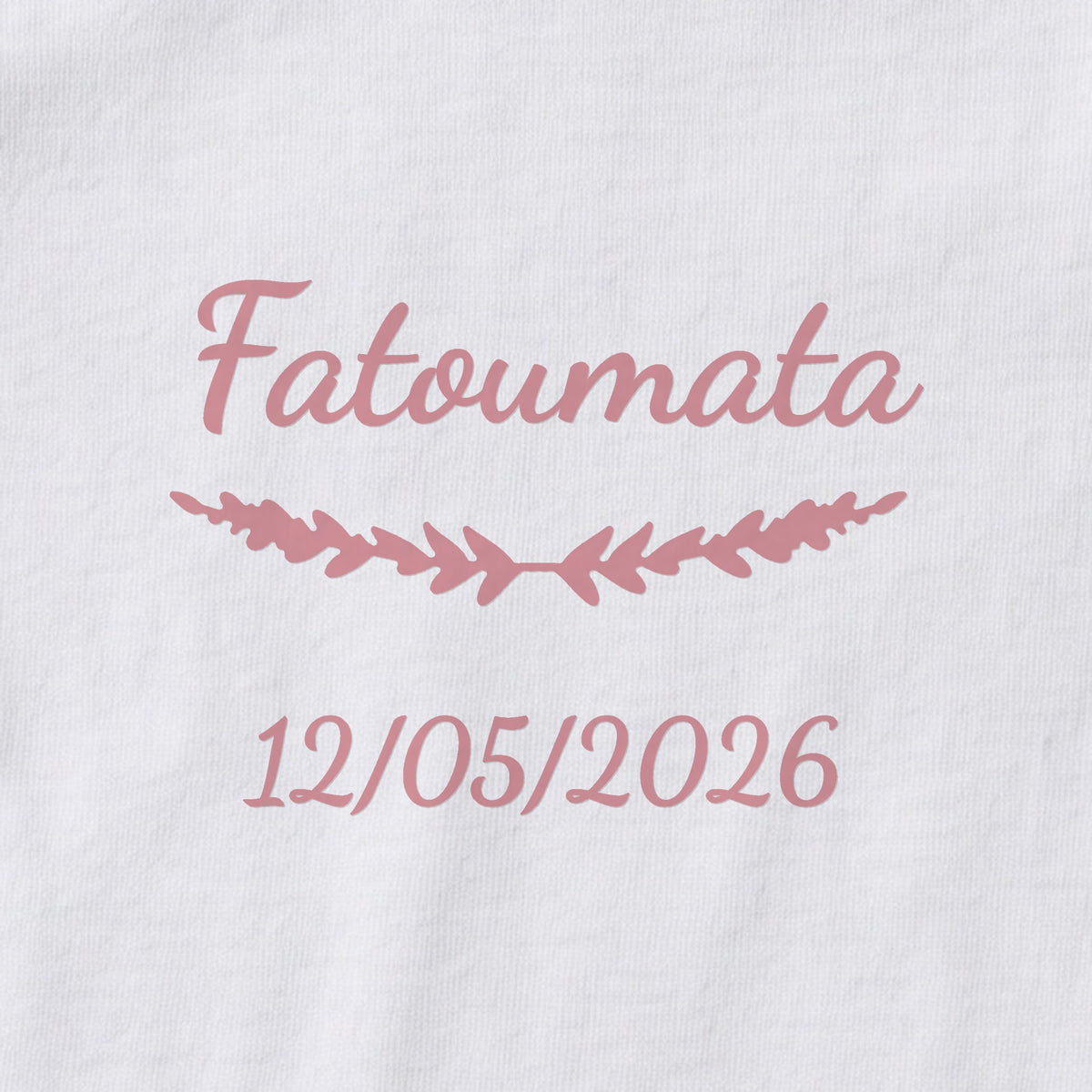 Body bébé personnalisé Fatoumata — gros plan du marquage « Fatoumata », ornement Brindilles et date de naissance « 12/05/2026 »