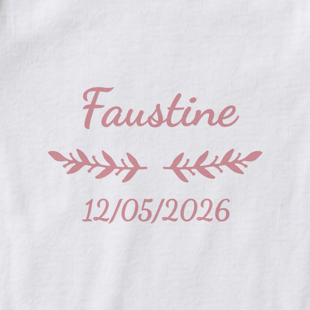 Body bébé personnalisé Faustine — gros plan du marquage « Faustine », ornement Rameaux et date de naissance « 12/05/2026 »