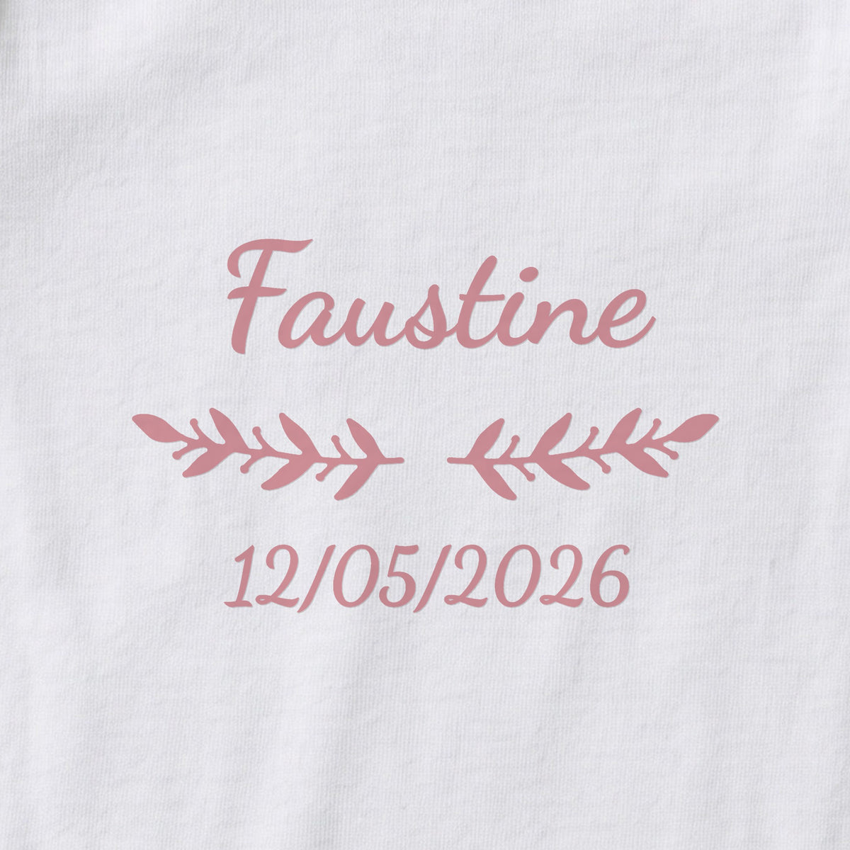 Body bébé personnalisé Faustine — gros plan du marquage « Faustine », ornement Rameaux et date de naissance « 12/05/2026 »
