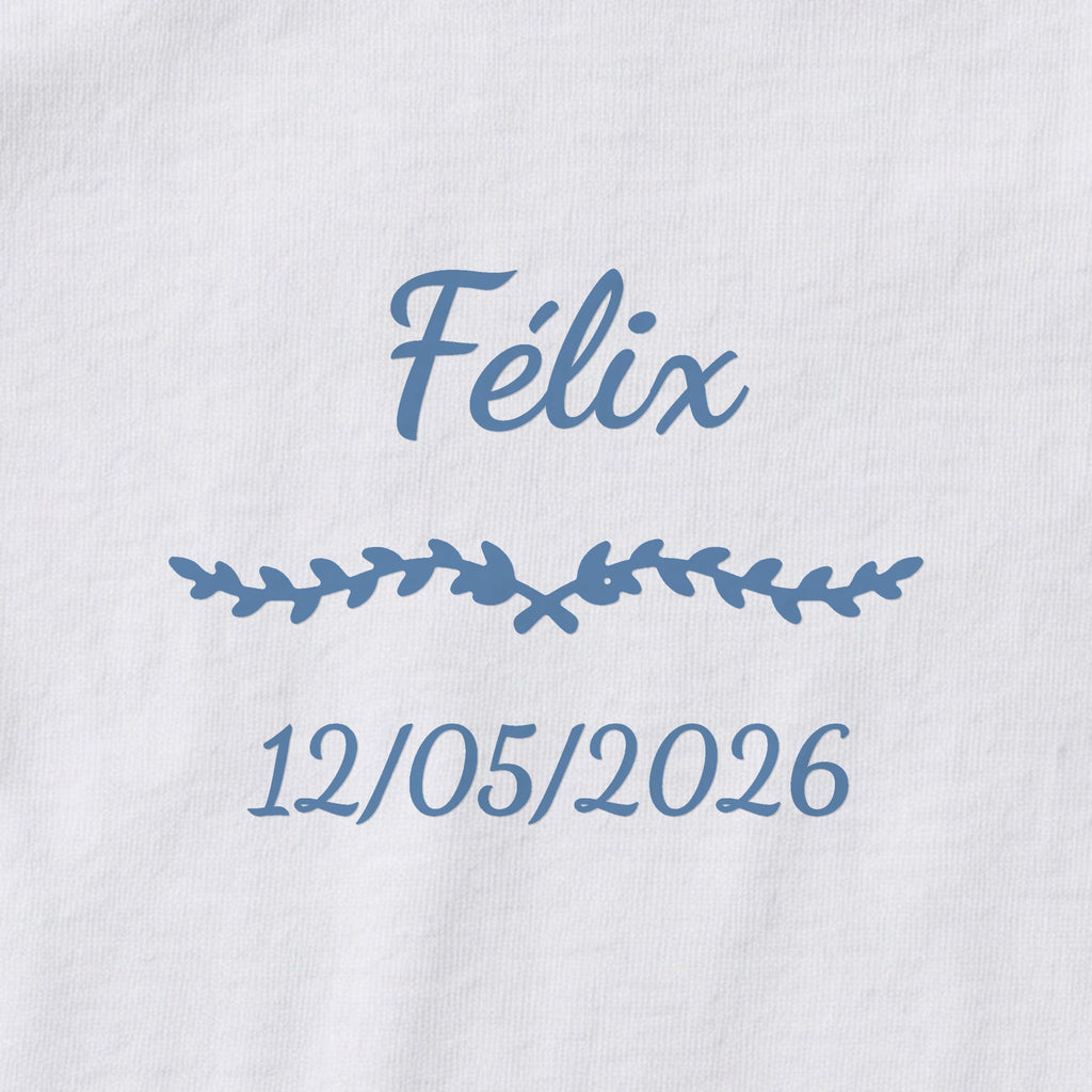 Body bébé personnalisé Félix — gros plan du marquage « Félix », ornement Liane et date de naissance « 12/05/2026 »