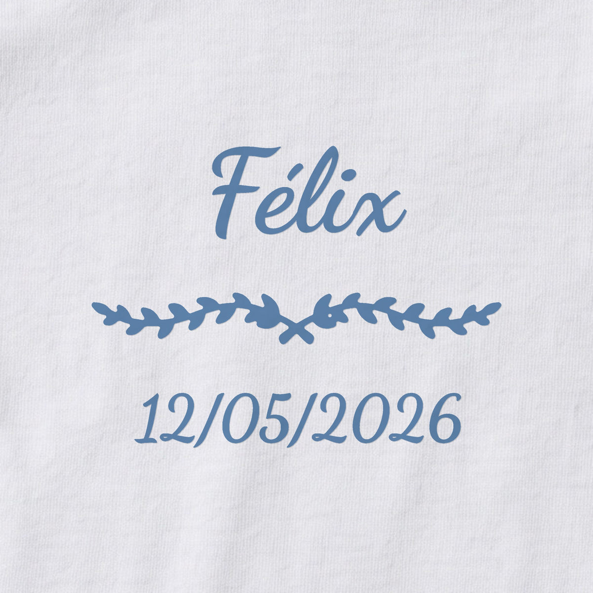 Body bébé personnalisé Félix — gros plan du marquage « Félix », ornement Liane et date de naissance « 12/05/2026 »