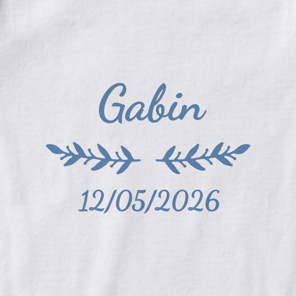 Body bébé personnalisé Gabin — gros plan du marquage « Gabin », ornement Rameaux et date de naissance « 12/05/2026 »