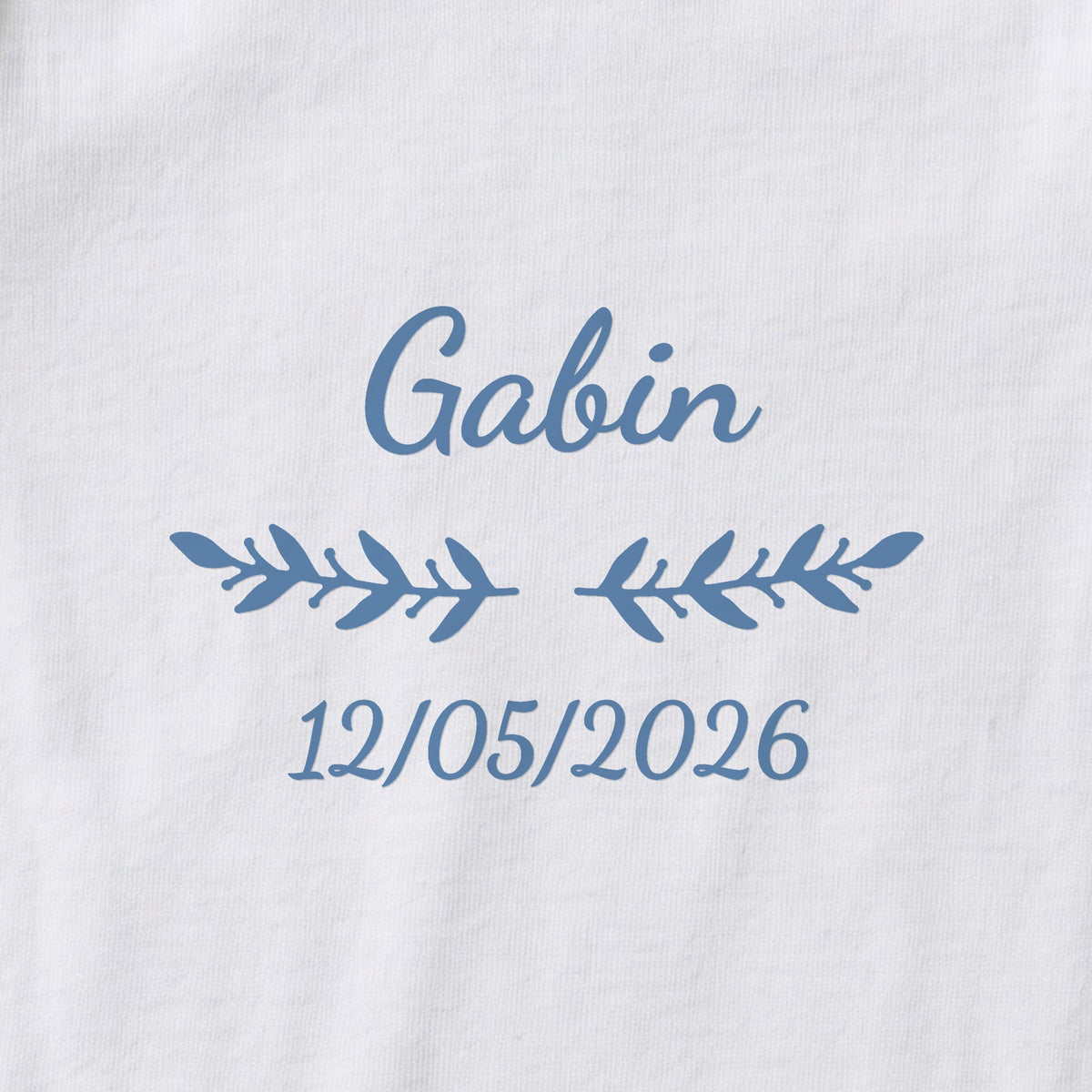Body bébé personnalisé Gabin — gros plan du marquage « Gabin », ornement Rameaux et date de naissance « 12/05/2026 »