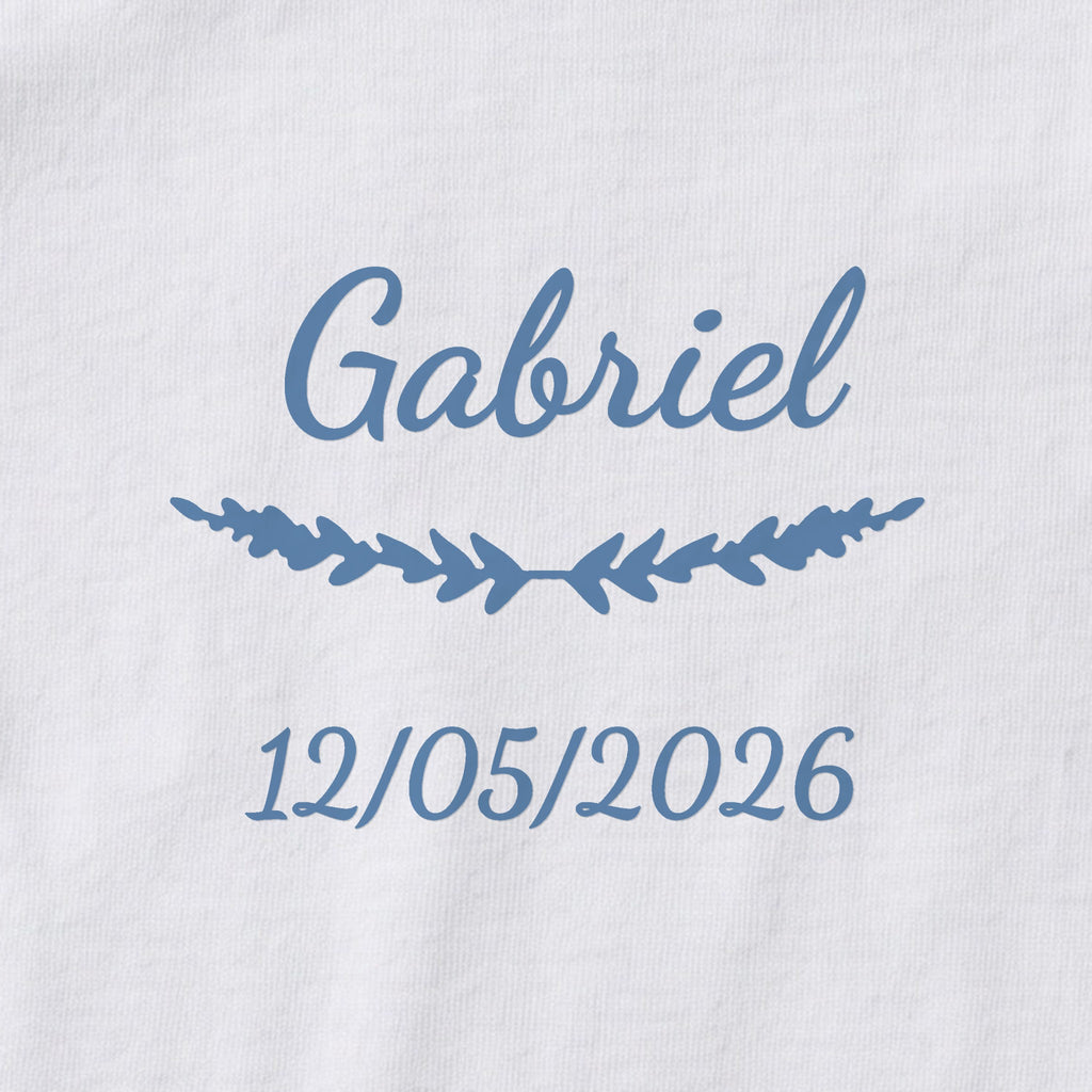 Body bébé personnalisé Gabriel — gros plan du marquage « Gabriel », ornement Brindilles et date de naissance « 12/05/2026 »