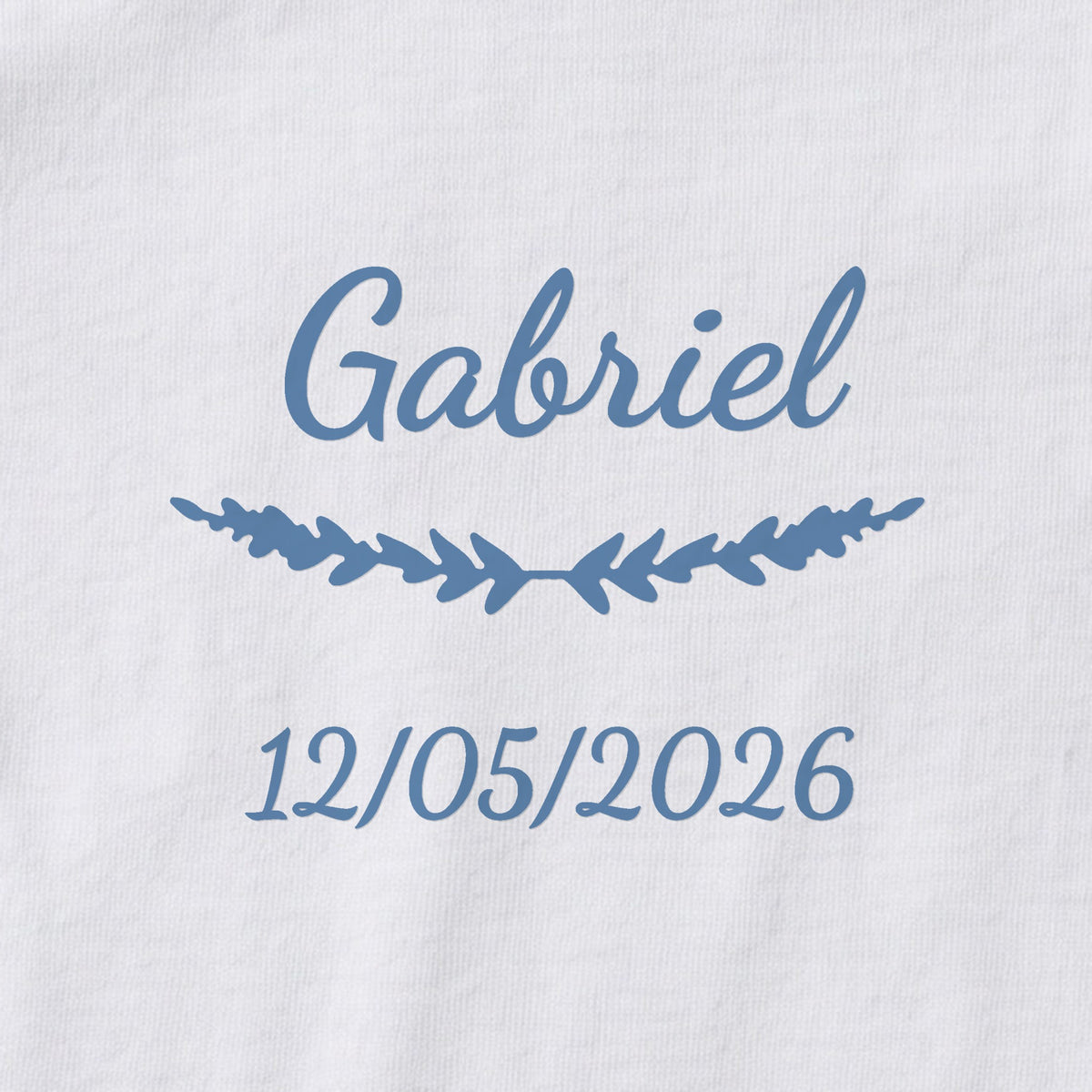 Body bébé personnalisé Gabriel — gros plan du marquage « Gabriel », ornement Brindilles et date de naissance « 12/05/2026 »