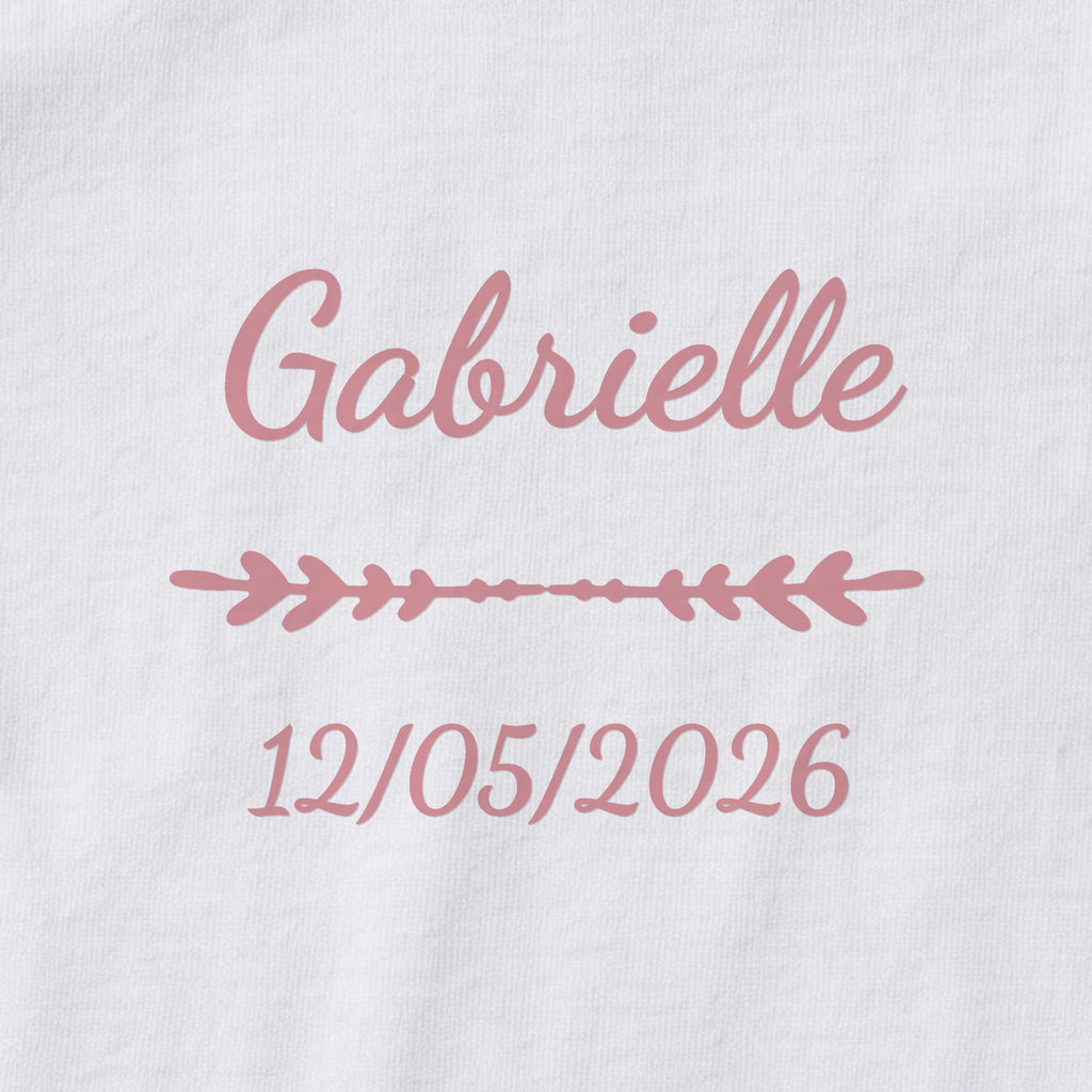 Body bébé personnalisé Gabrielle — gros plan du marquage « Gabrielle », ornement Flèche et date de naissance « 12/05/2026 »