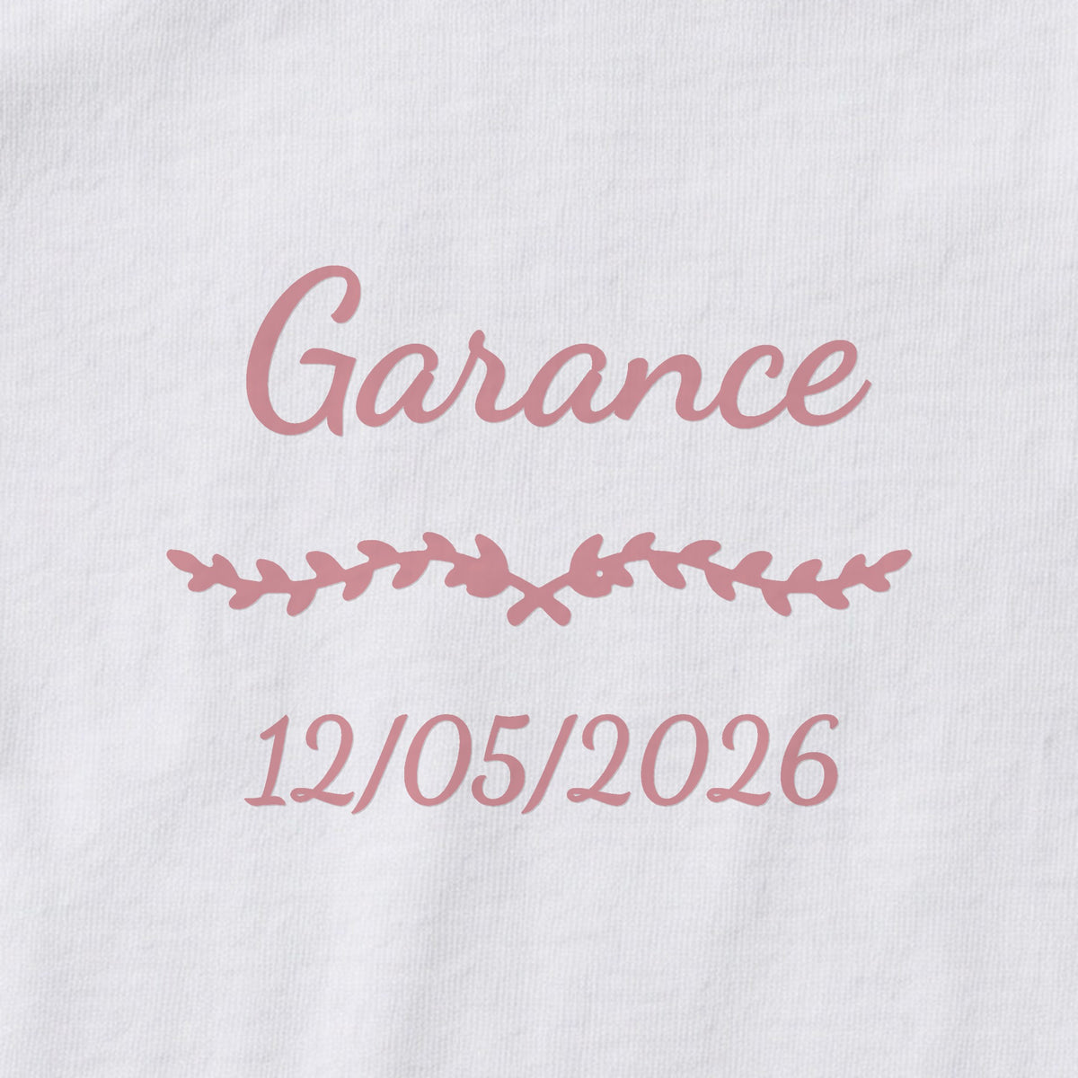 Body bébé personnalisé Garance — gros plan du marquage « Garance », ornement Liane et date de naissance « 12/05/2026 »
