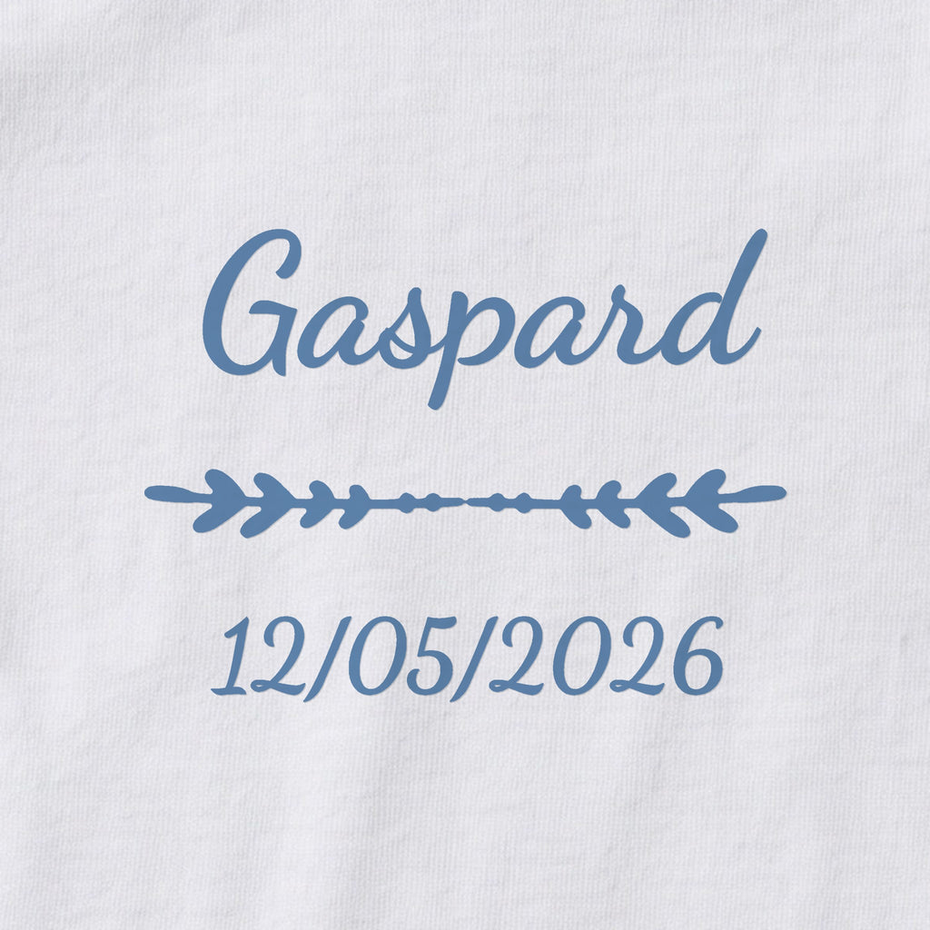 Body bébé personnalisé Gaspard — gros plan du marquage « Gaspard », ornement Flèche et date de naissance « 12/05/2026 »