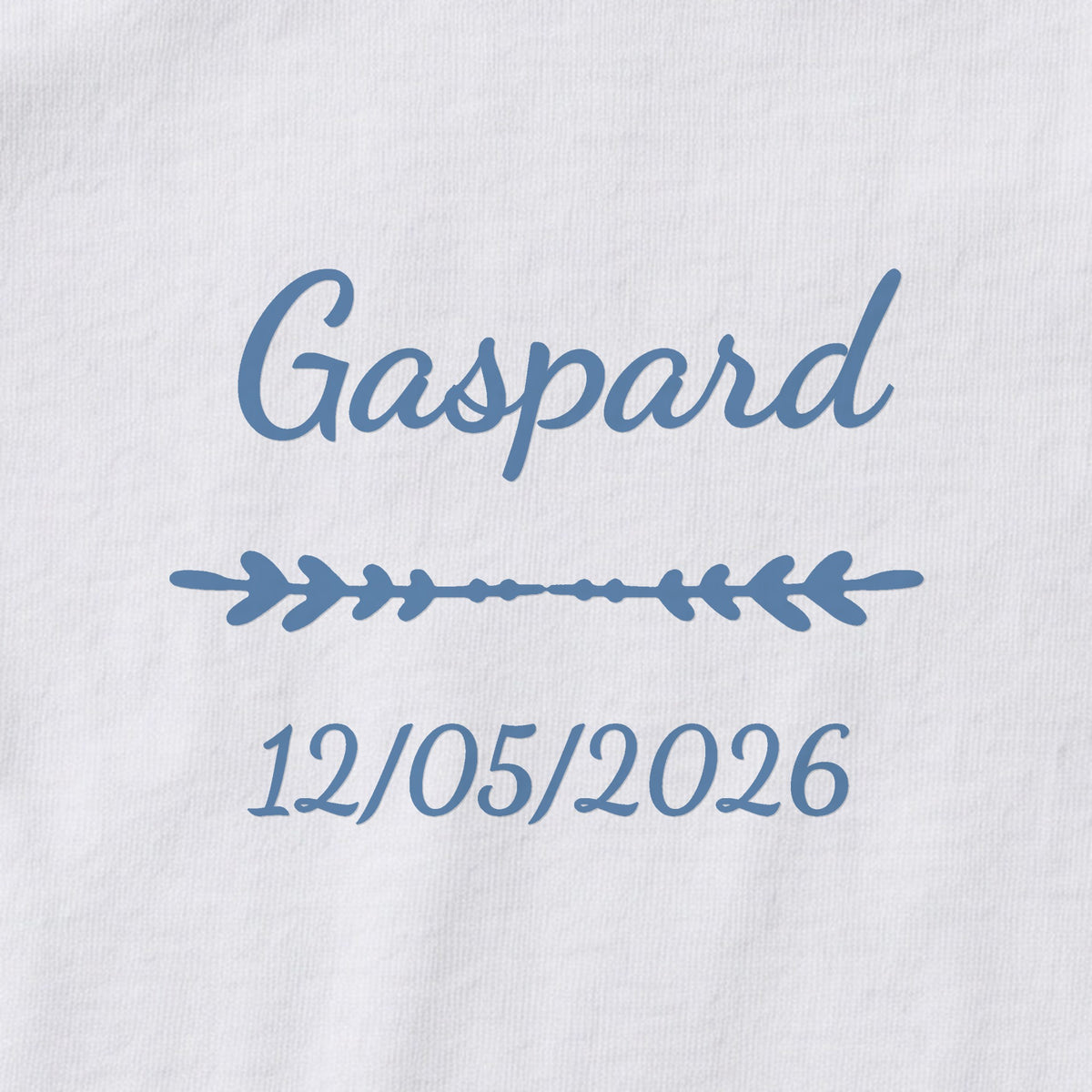 Body bébé personnalisé Gaspard — gros plan du marquage « Gaspard », ornement Flèche et date de naissance « 12/05/2026 »