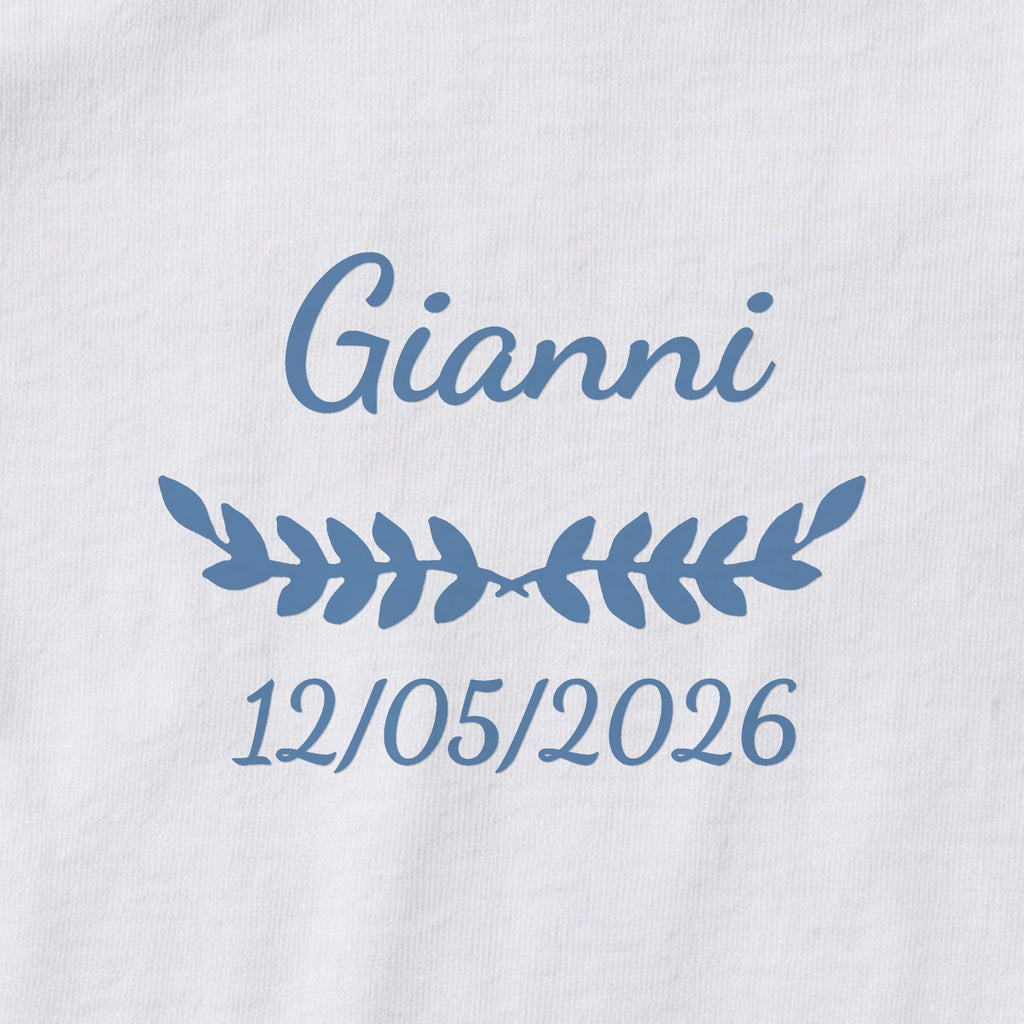 Body bébé personnalisé Gianni — gros plan du marquage « Gianni », ornement Feuillage et date de naissance « 12/05/2026 »