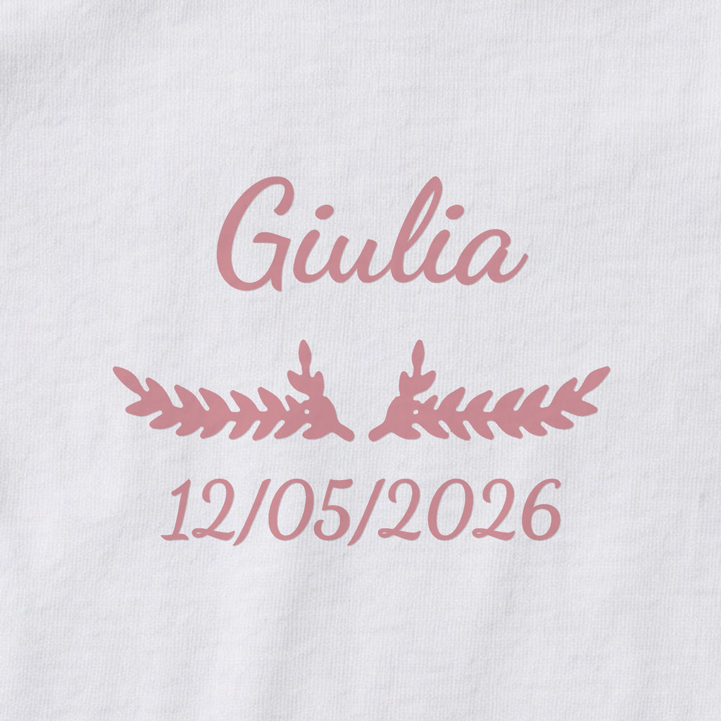 Body bébé personnalisé Giulia — gros plan du marquage « Giulia », ornement Bouquet et date de naissance « 12/05/2026 »