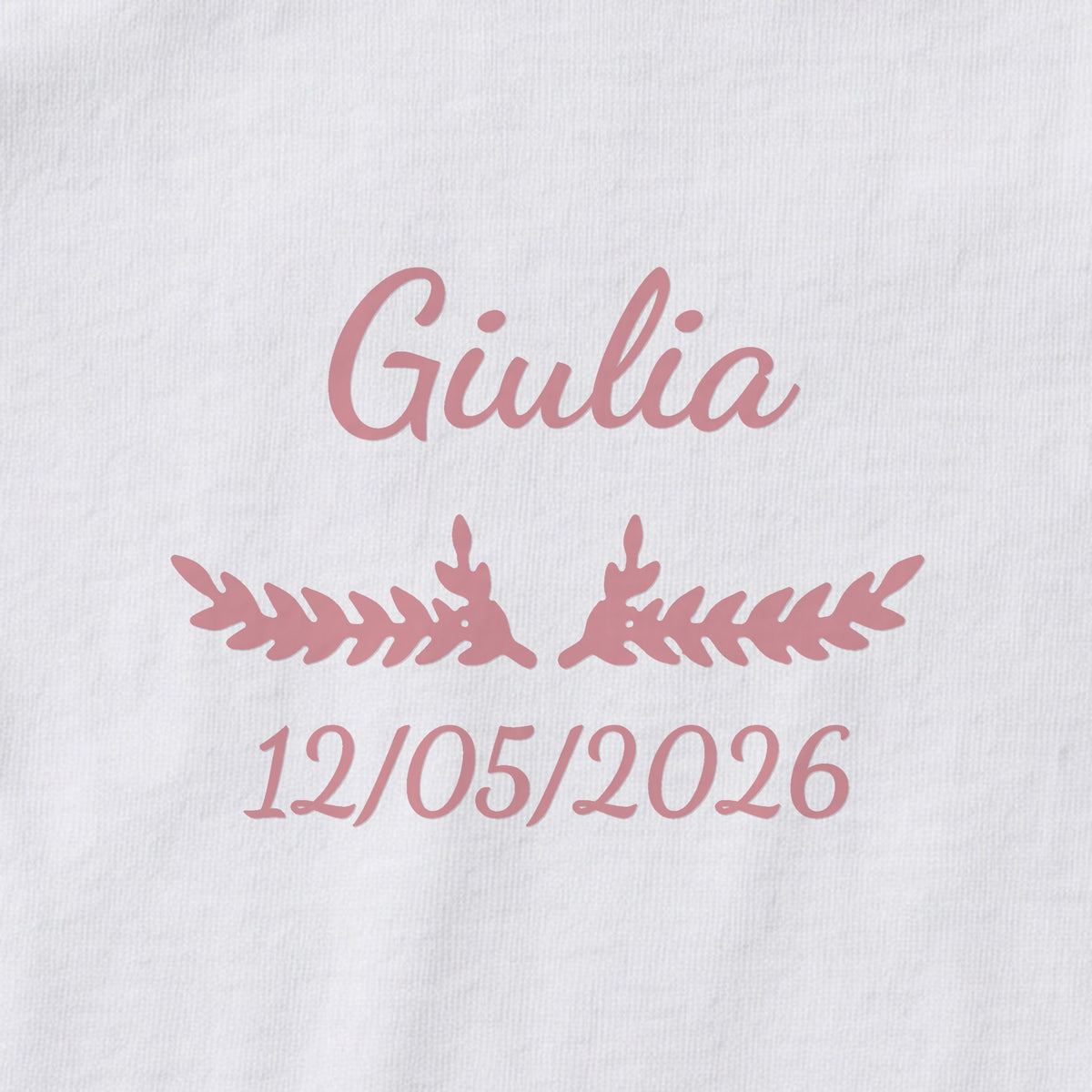 Body bébé personnalisé Giulia — gros plan du marquage « Giulia », ornement Bouquet et date de naissance « 12/05/2026 »