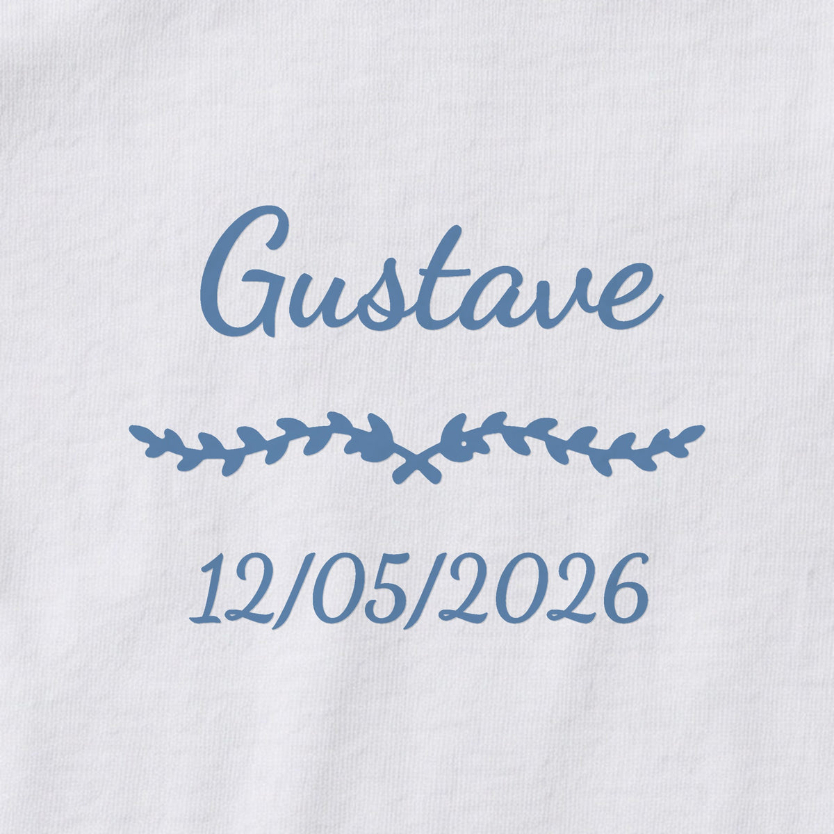 Body bébé personnalisé Gustave — gros plan du marquage « Gustave », ornement Liane et date de naissance « 12/05/2026 »