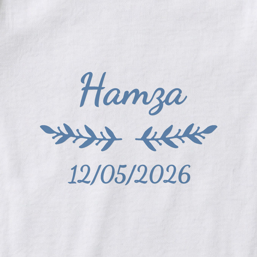 Body bébé personnalisé Hamza — gros plan du marquage « Hamza », ornement Rameaux et date de naissance « 12/05/2026 »