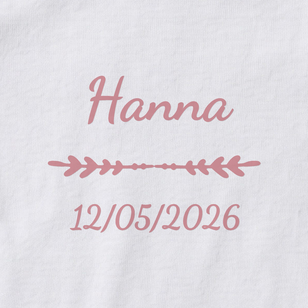 Body bébé personnalisé Hanna — gros plan du marquage « Hanna », ornement Flèche et date de naissance « 12/05/2026 »